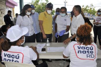 Gabinete Agropecuario participa en jornada de vacunación contra el COVID-19 en Azua