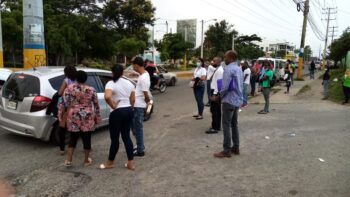 Paro de transporte deja cientos de pasajeros varados en SDE