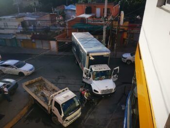 Largo taponamiento en Pantoja tras averiarse camión en el medio de la avenida Isabela