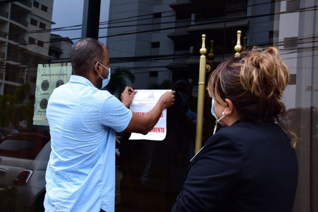 Salud Pública procede al cierre temporal de restaurante “Peperoni” por violar protocolo de salud