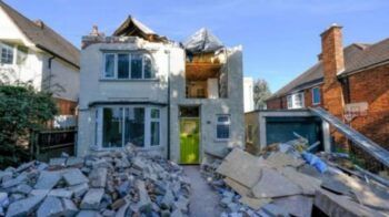 Maestro constructor destruyó la casa de sus jefes cuando se enteró que en vez de pagarle, se fueron de vacaciones