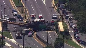 Varios heridos tras colapsar puente peatonal en Washington DC