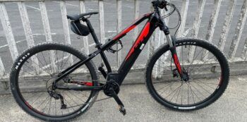 Dejó su bicicleta pinchada en un parte y, en lugar de robársela, se la arreglan