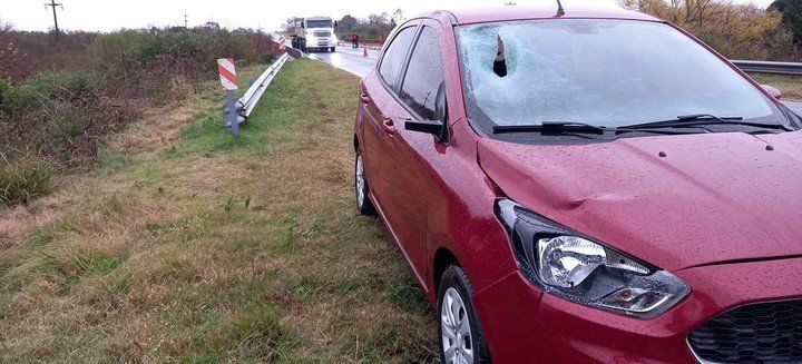 Se vuelca su carro, caminó para pedir ayuda y murió atropellado