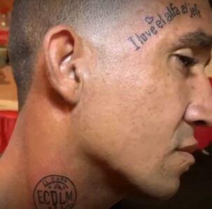 Hombre dice que ama a El Alfa con un tatuaje en el rostro
