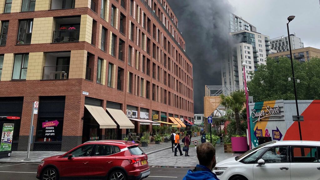 Gran incendio y explosión en un puente de tren en Londres