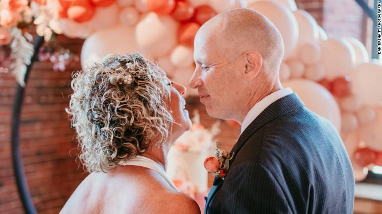 Un hombre con Alzheimer olvidó que estaba casado y se vuelve a enamorar de su esposa