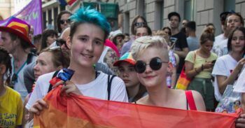 Aprueban ley que prohíbe contenido LGBT a menores de edad