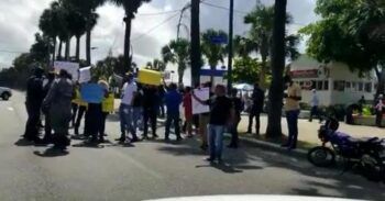 Grupo protesta contra la vacuna del covid-19