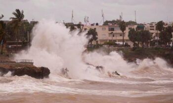 COE y DIGESETT interrumpirán tránsito en el Malecón debido a fuerte oleaje