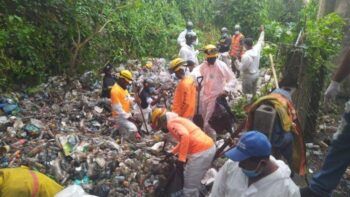 Reanudan búsqueda niño fue arrastrado por cañada 