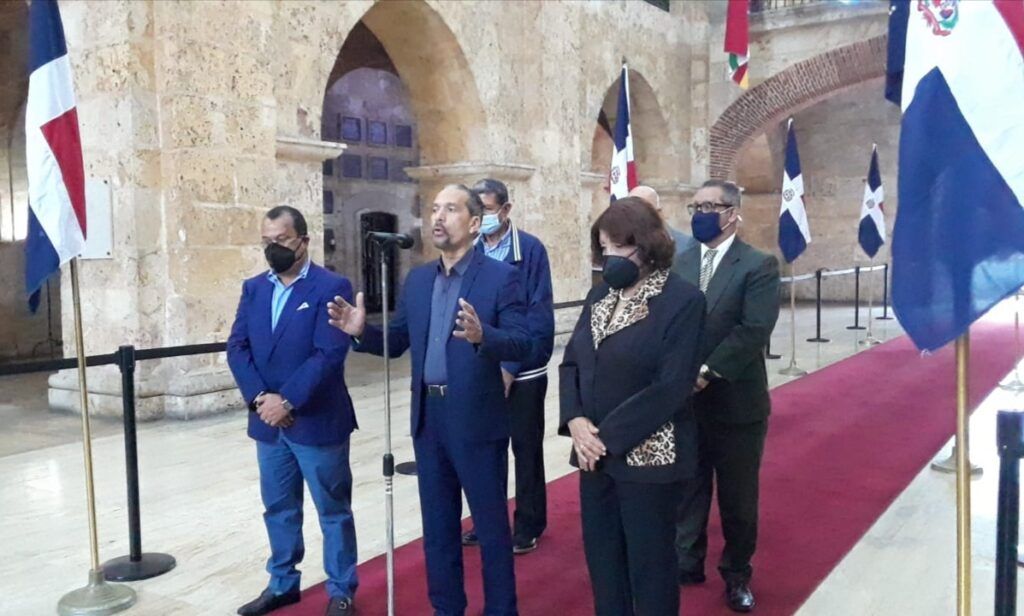 Efemérides Patrias deposita ofrenda floral en honor a los héroes que jugaron un papel importante en la lucha nacionalista