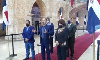 Efemérides Patrias deposita ofrenda floral en honor a los héroes que jugaron un papel importante en la lucha nacionalista