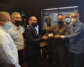 Efemérides Patrias dona libros al colegio de la Fuerza Aérea de República Dominicana