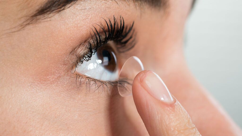 Tenía una molestia en el ojo y el médico le encontró 27 lentes de contacto