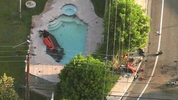 Dos muertos en California tras auto chocar contra una piscina