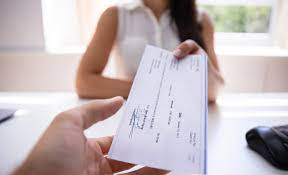 Gobierno pagará con cheques a todas sus instituciones