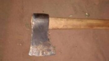 Iba en motocicleta con un hacha, tuvo un accidente y la herramienta lo mató