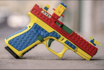 Fabricante de armas hizo una que parece de legos y le piden que la retire