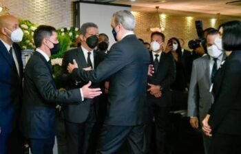 Abinader asiste a darle el pésame a Leonel Fernández por la muerte de su madre