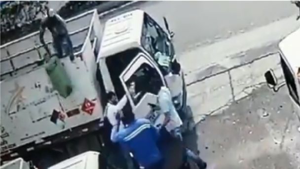 Hombre evita asalto lanzando un tanque de gas al ladrón