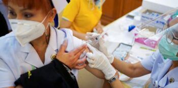 Muere enfermera que tenía las dos dosis de la vacuna china Sinovac