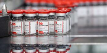 Comienzan ensayos clínicos en Rusia para la combinación de vacunas Sputnik V con las de AstraZeneca