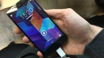 ¿Es malo usar el celular mientras está cargando?