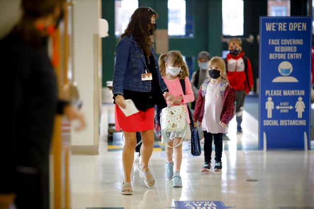 Estados Unidos revierte las clases presenciales por alza en los casos de covid-19