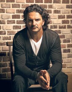 Ricardo Arjona canta en metro de Nueva York y no le hacen caso, creen era imitador