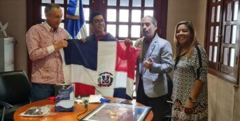 Efemérides Patrias despide con los símbolos de la dominicanidad a José Ramón Valdez que estudiará en Harvard