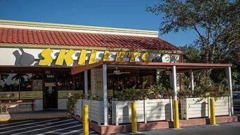 Dejan propina de 10.000 dólares en restaurante en Florida