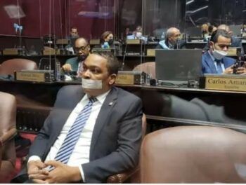 Botello asiste a sesión con boca tapada en protesta por su sanción