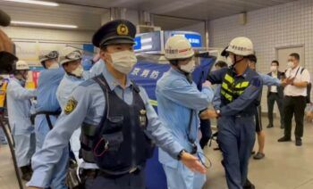 Un hombre acuchilla a 10 personas en un tren urbano de Tokio