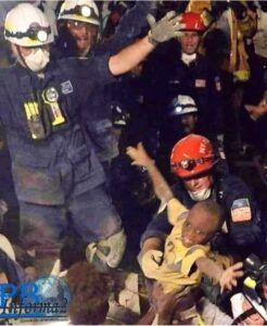 Niño haitiano abre los brazos luego de ser rescatado