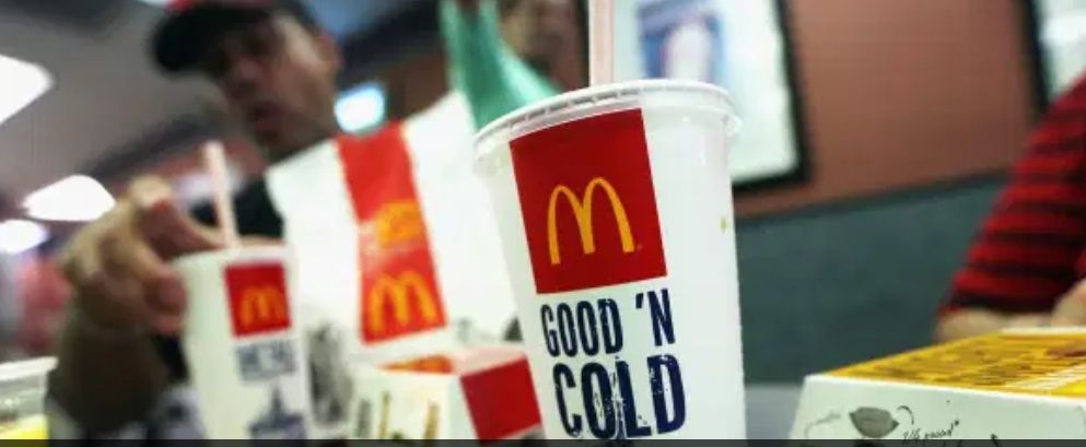 Hombre demanda a McDonald’s por 117 dolares para lavar su carro
