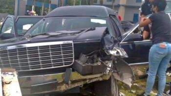 Carro fúnebre impacta varias tumbas 