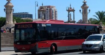 Chofer impide a joven subir a un autobús por su escote