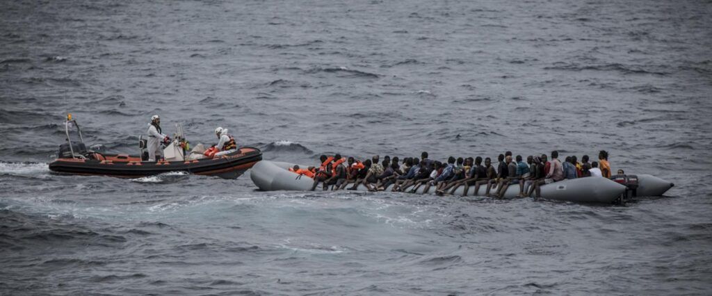 Mueren 52 migrantes tras naufragar una lancha que iba a España
