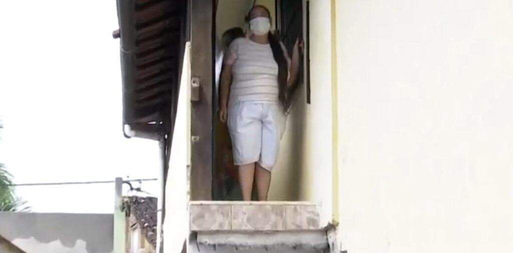 La mujer que no puede salir de su casa desde hace casi un año: su vecino le demolió la escalera de ingreso