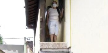 La mujer que no puede salir de su casa desde hace casi un año: su vecino le demolió la escalera de ingreso