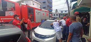 Bomberos rescatan niño quedó encerrado dentro de un carro en Herrera