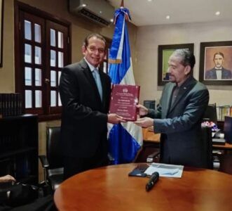 Efemérides Patrias reconoce la trayectoria internacional y humanista del investigador y médico Rubén Peralta