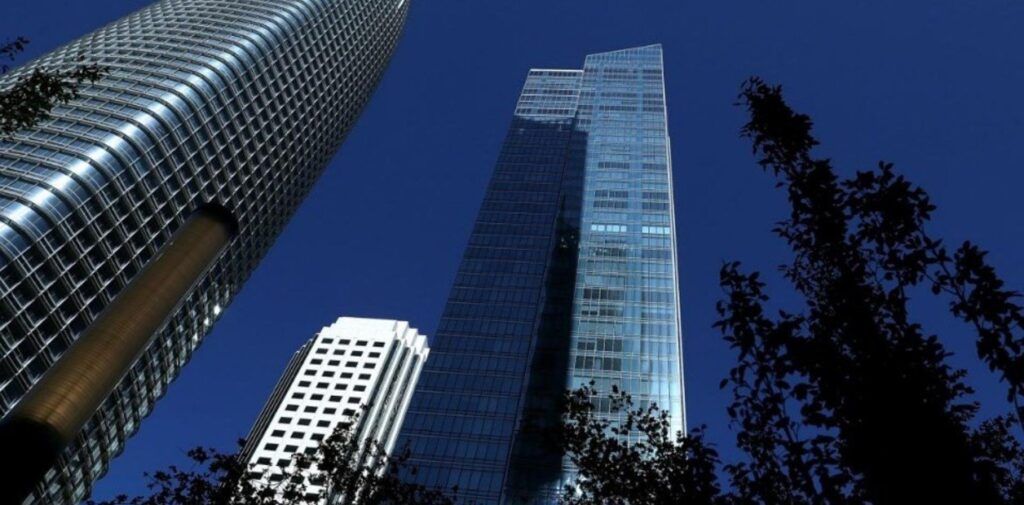 El rascacielos de los “millonarios” se está inclinando y temen que se derrumbe