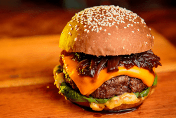 Encuentran un dedo humano en una hamburguesa en un restaurante