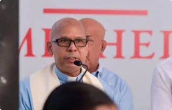 Sacerdote estalla en ira en presencia de Abinader por la delincuencia