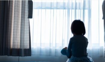 Padre de 3 niñas muere y su hija de solo 4 años se hace cargo de sus hermanitas por días