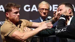 Canelo Álvarez es felicitado por su madre por defenderla de insultos de Caleb Plant
