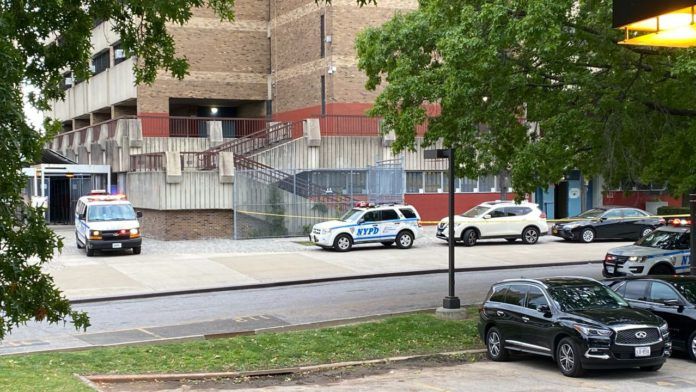 Dos estudiantes son apuñalados afuera de una escuela secundaria en NY