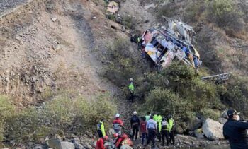 Al menos 32 muertos al caer autobús al abismo en ruta de Perú